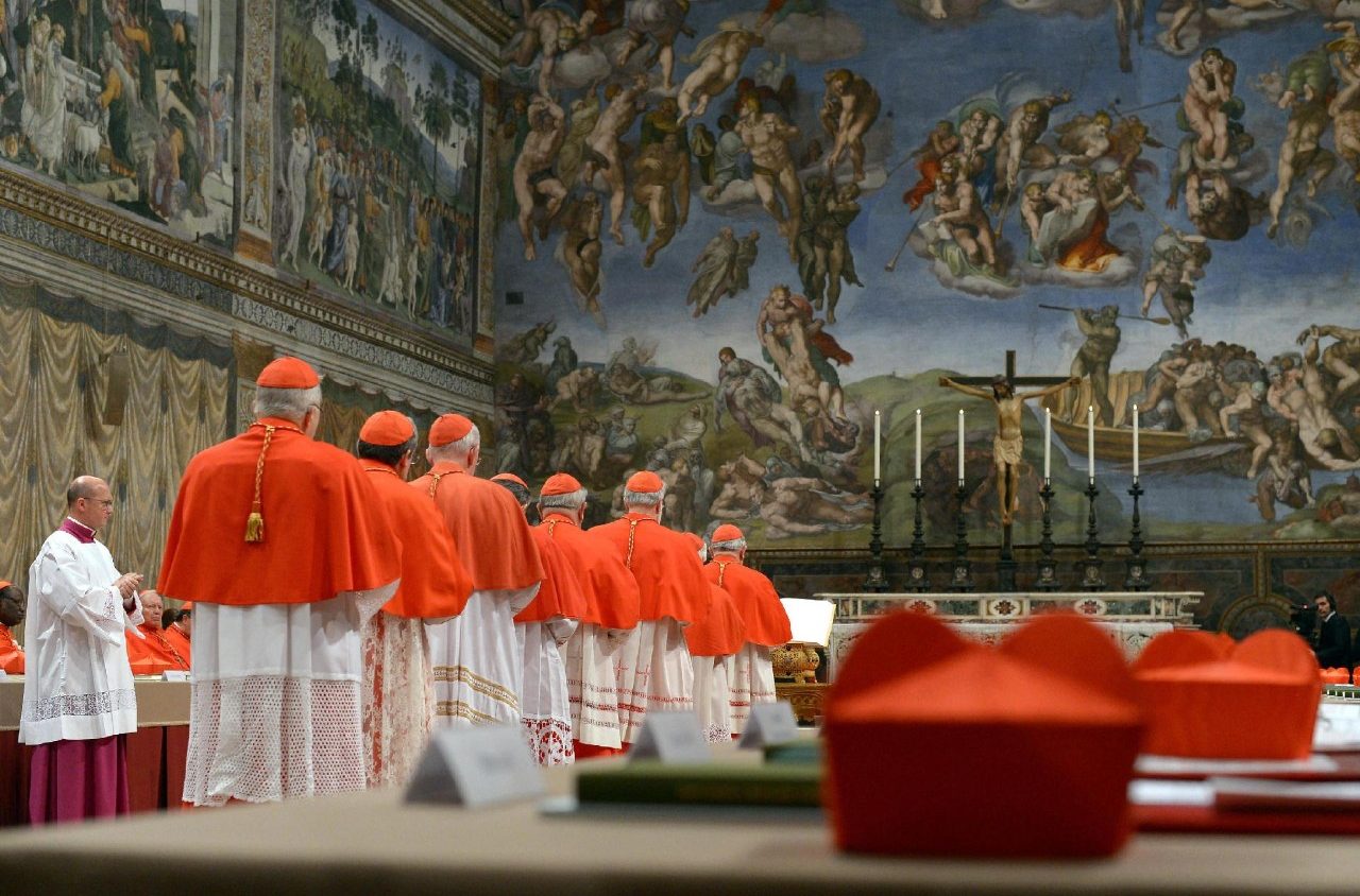 Vaticano prepara Capela Sistina para o Conclave, bloqueia celulares e divulga horário da fumaça