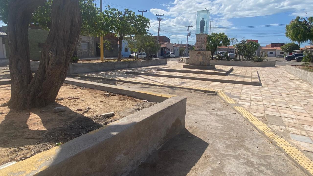 Após as festividades de São Pedro a obra da praça de São Pedro se encontra parada