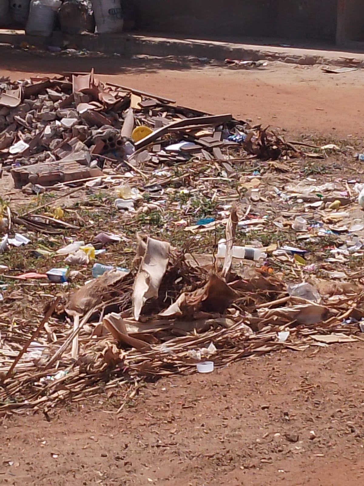 LIXO ACUMULADO EM MACAU PODE GERAR RISCO A SAÚDE