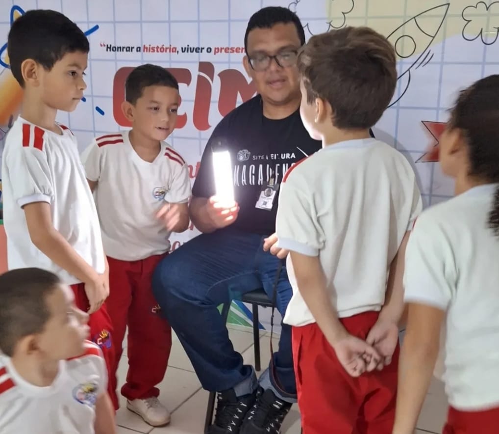 Henrique Carvalho participa de momento com os estudante para falar sobre o trabalho da imprensa na cidade