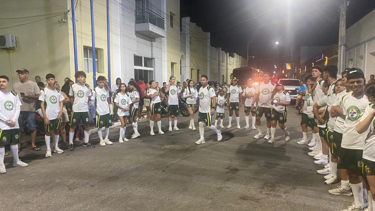 Chegada do fogo simbólico da pátria com os grupos de escoteiros