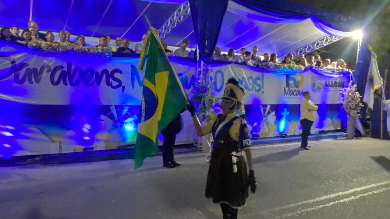 Participa do desfile cívico a secretaria de assistência social e todos os programas que é ligado a secretaria