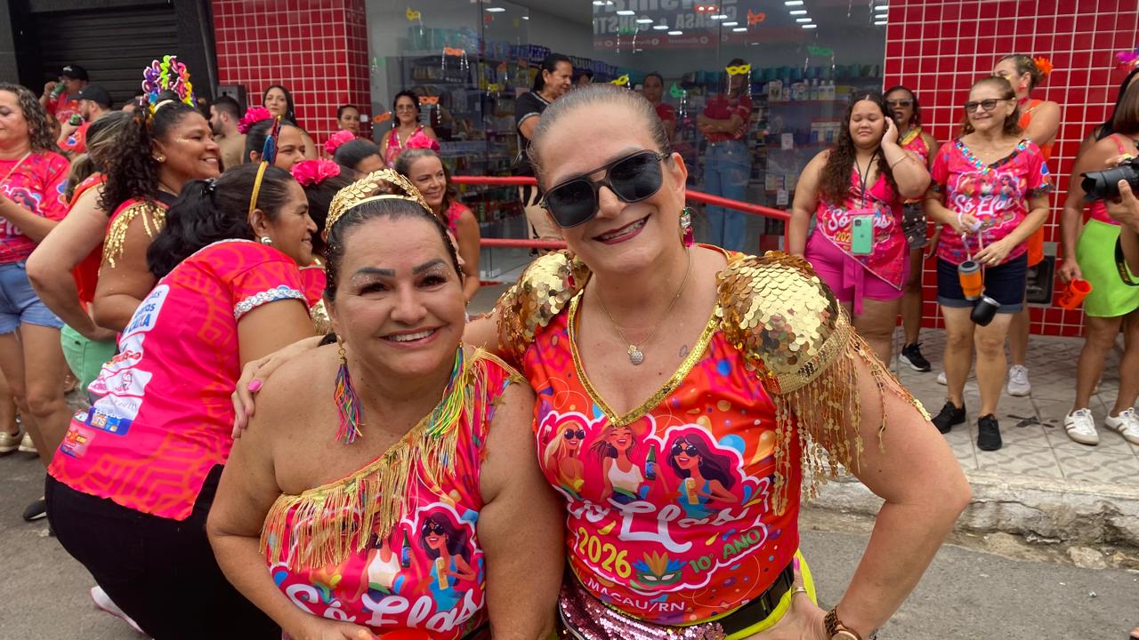 Arrastão do bloco Só Elas pelas ruas de Macau