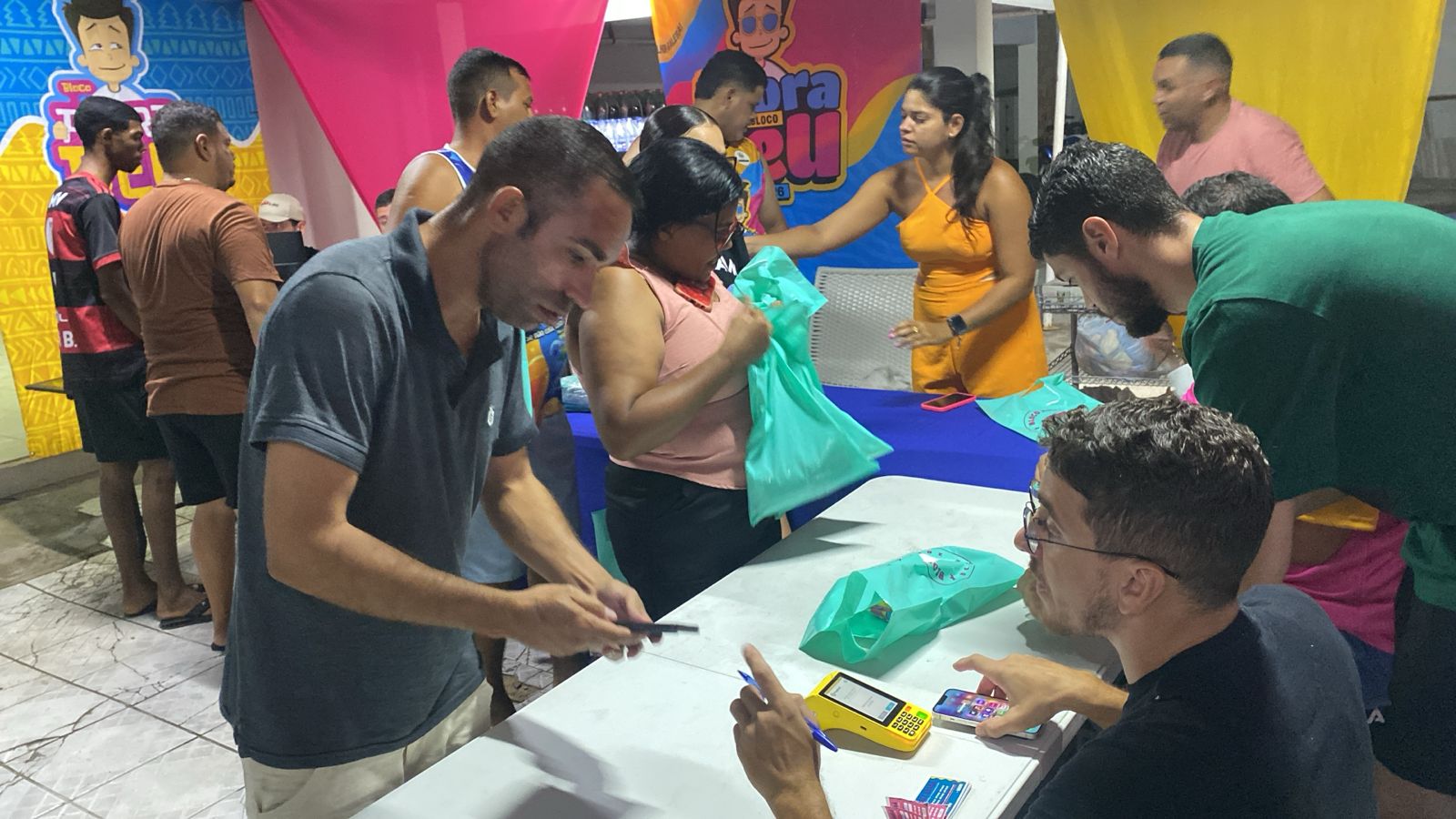 Entrega dos abadás do bloco Agora Deu