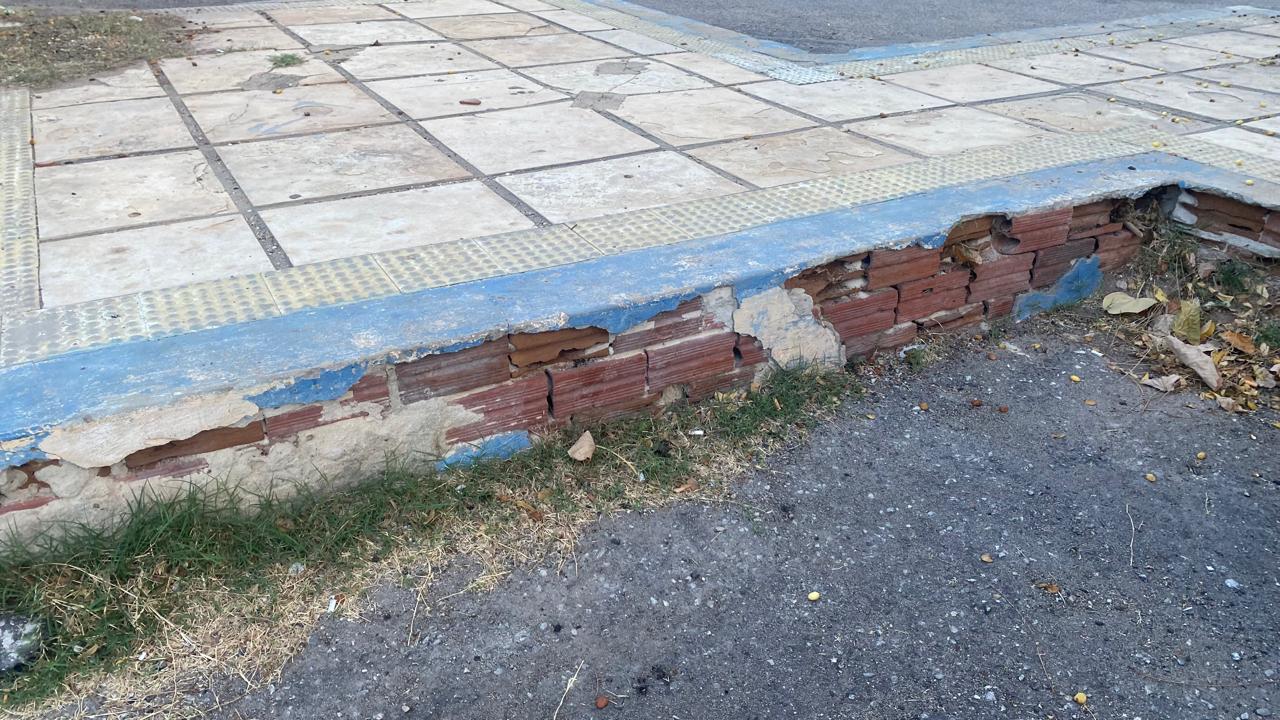 Moradores cobram recuperação do canteiro da rua João Garcia