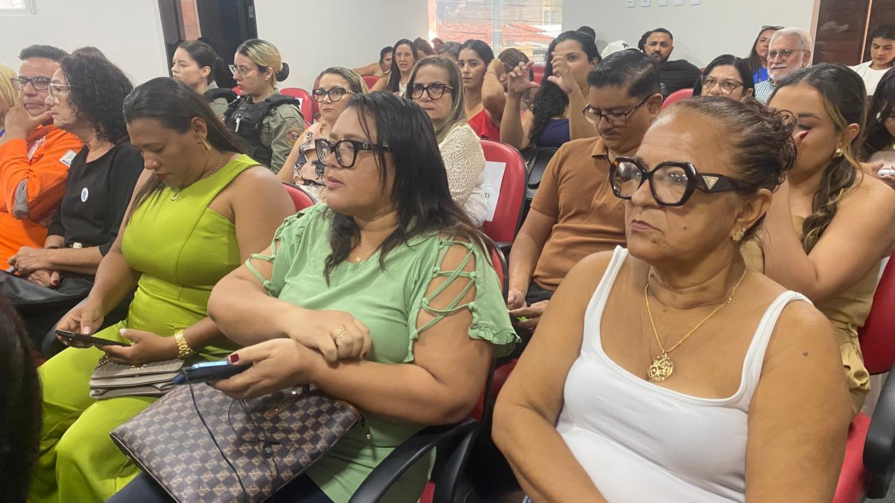 Entrega da comenda Maria Elizabeth Bezerra Lemos