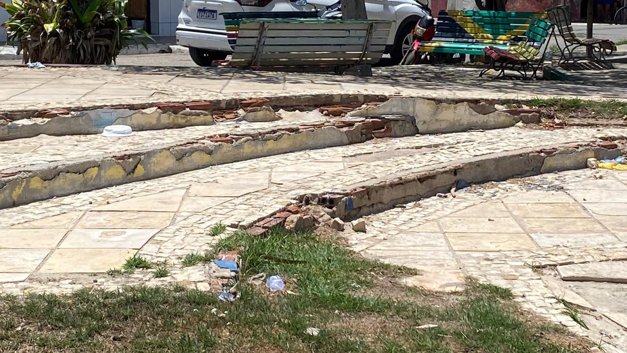 Cobrança dos moradores pedindo recuperação da praça a prefeitura de Macau
