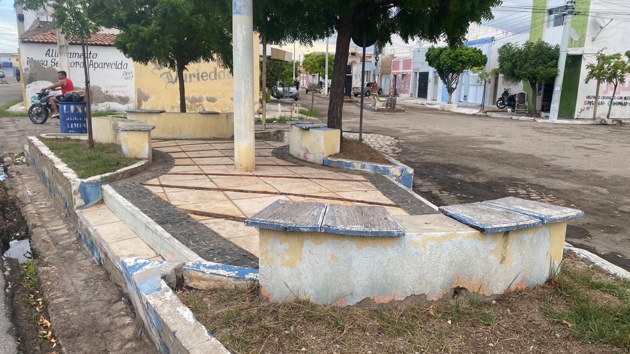 Populares pedem a reforma da pracinha e melhorias da Rua João Crisóstomo