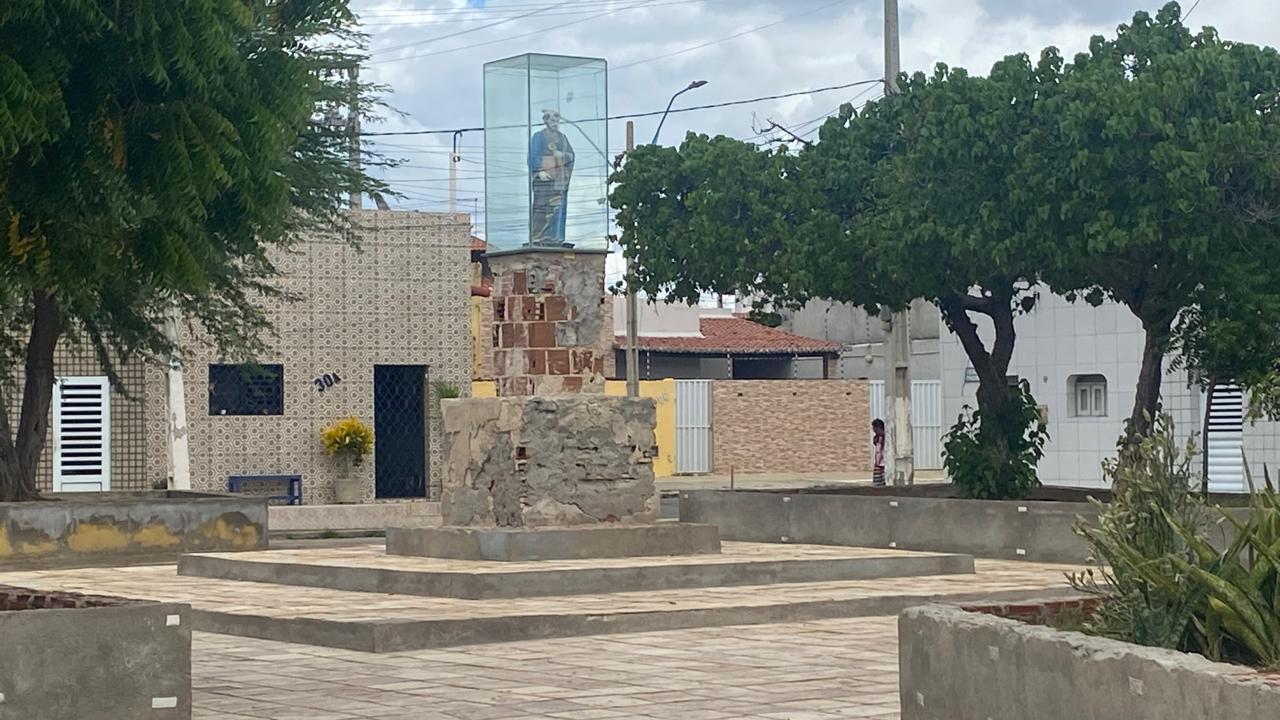 População do Porto São Pedro cobra da gestão municipal mais compromisso com a comunidade pois até agora nada saiu do papel como a reforma da praça que fica a imagem de São Pedro e o teto da quadra. Mas durante a festa vai ser muita mídia dos principais personagens do governo!