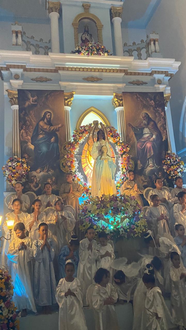 Encerramento do mês mariano e coroação de Nossa Senhora na Igreja Matriz