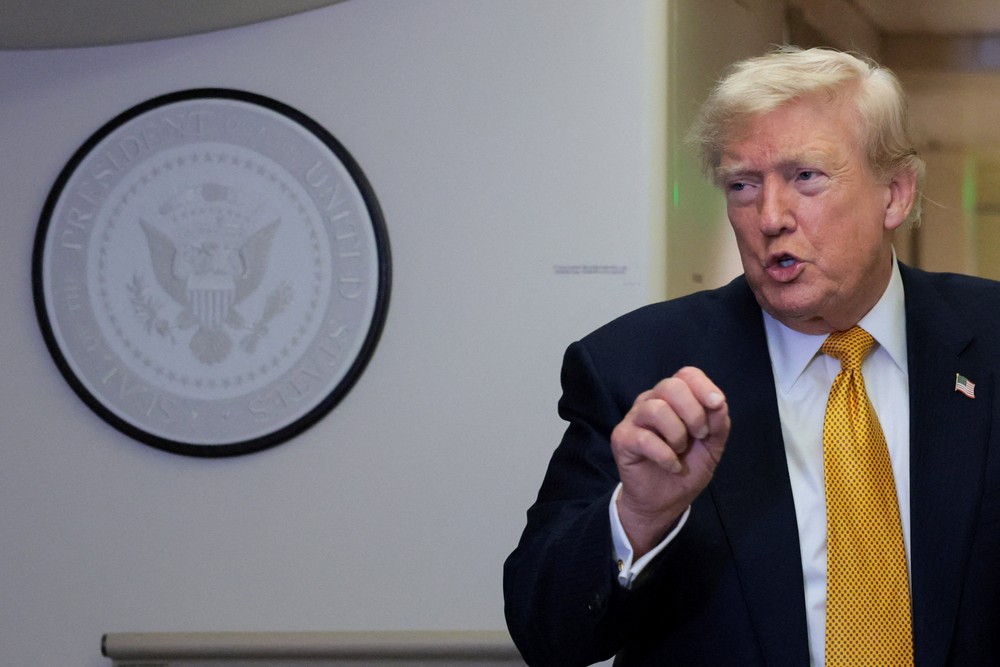 Trump diz ter desistido de cobrar pedágio de 20% a embarcações no Estreito de Ormuz