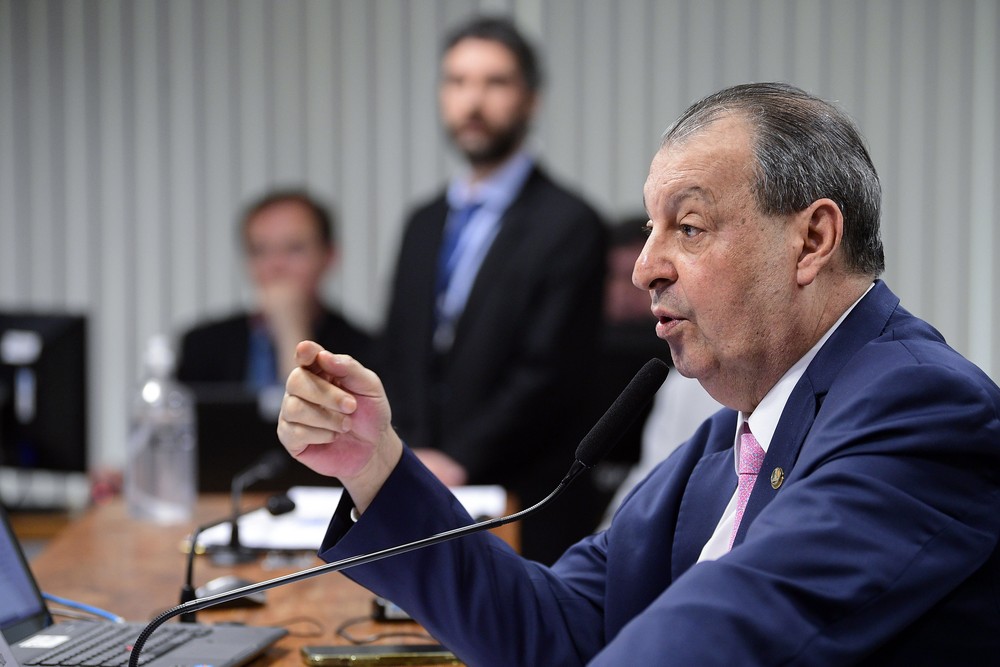 Escala 6×1: Aziz entrega à CCJ do Senado relatório com mesmo teor de texto aprovado pela Câmara