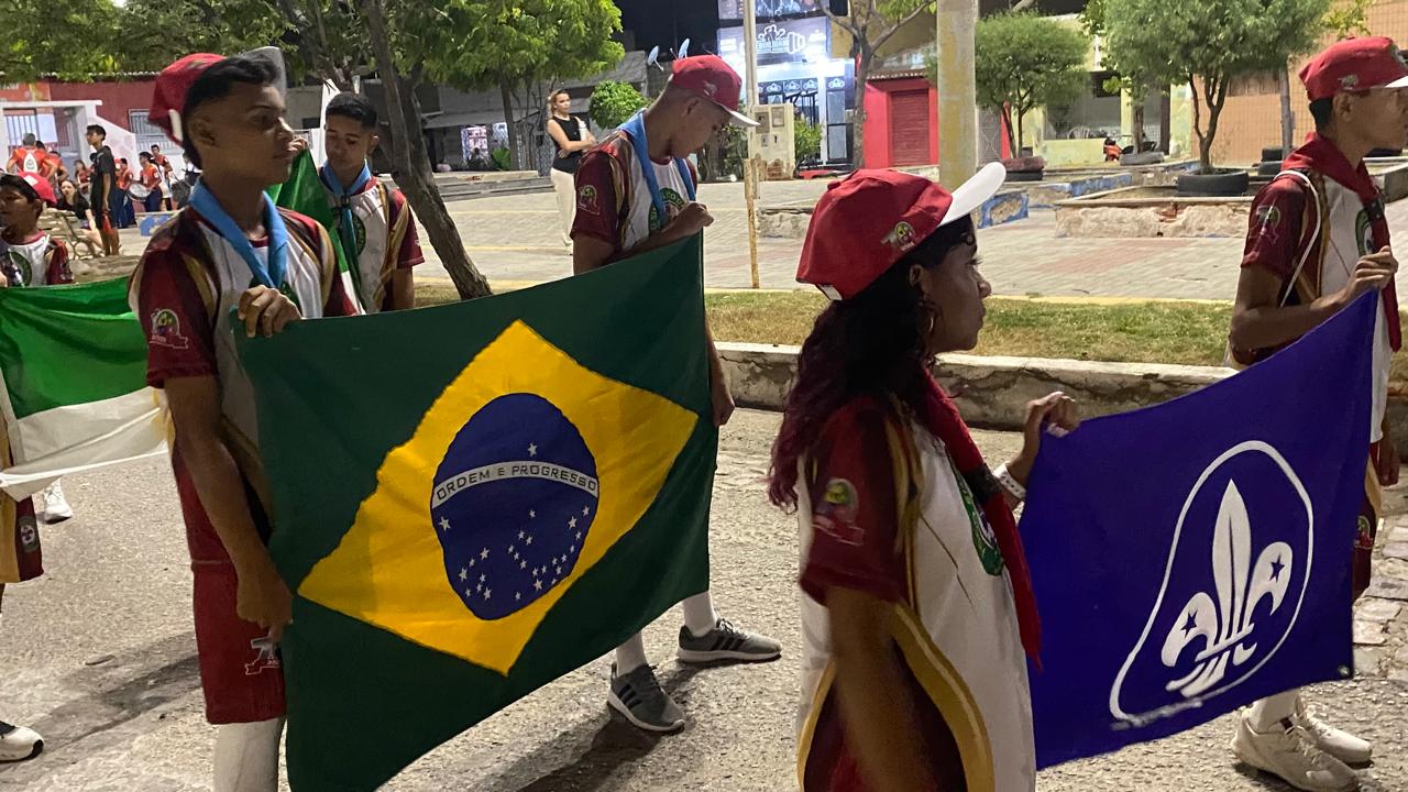 Desfile dos escoteiros de Macau para o fogo simbólico