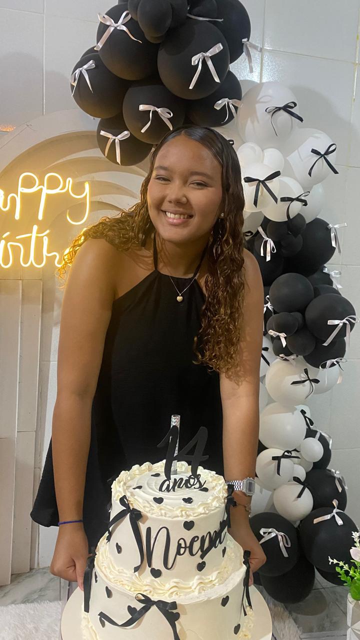 Maria Noemi celebra seus 14 anos com muita alegria