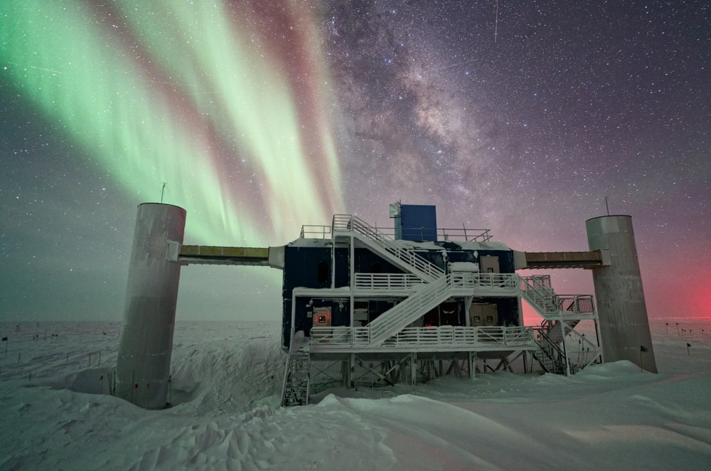 Nobel de Física 2026 vai para Francis Halzen por detectar neutrinos a partir da Antártida